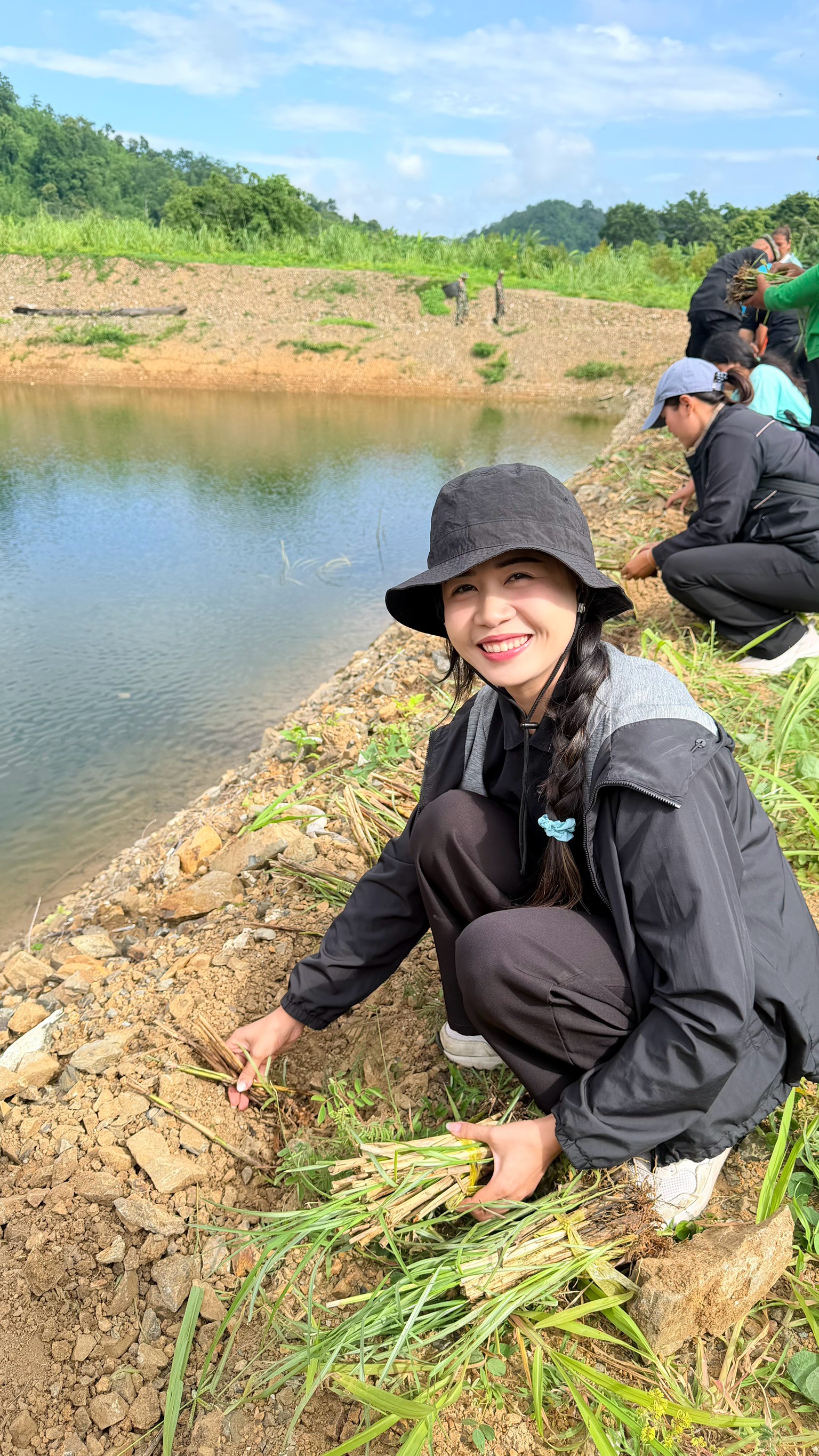 title - ส.ป.ก.จันทบุรี ดำเนินการปลูกแฝก จำนวน 30,000 กล้า ภายใต้โครงการพัฒนาและรณรงค์การใช้หญ้าแฝกอันเนื่องมาจากพระราชดำริ ปีงบประมาณ พ.ศ. 2569 